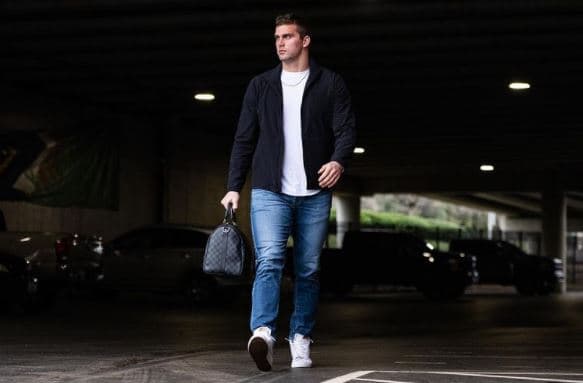 Curiosamente, antes de que su nombre fuera tan sonado gracias al Super Bowl LVI, él había probado suerte en el lacrosse. Le fue tan bien que hasta la Universidad de Notre Dame le ofreció una beca.