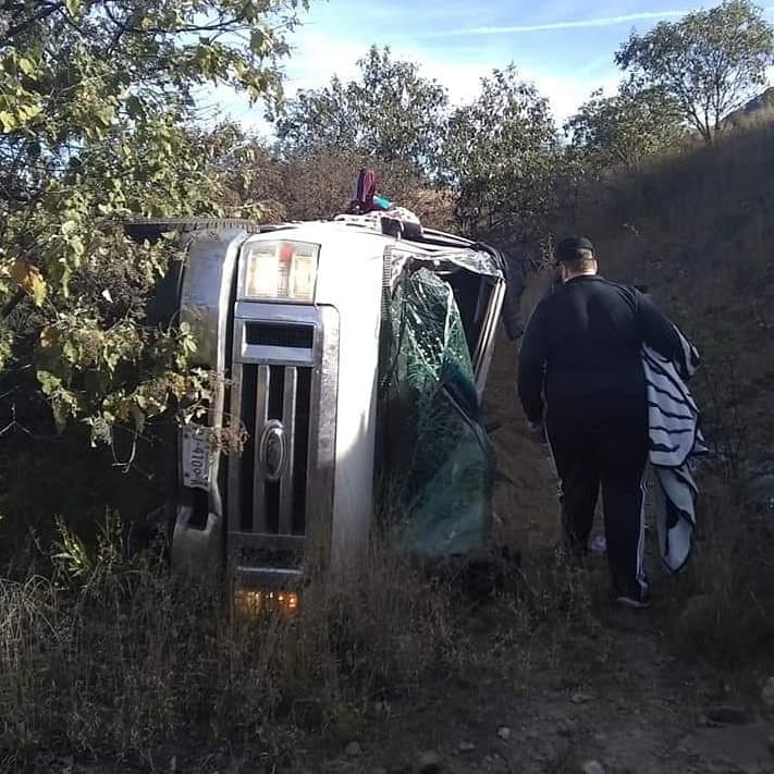 Debido al mal estado de la carretera, las llantas del lado derecho de la camioneta tocaron la orilla de la carretera y como no había cuneta, por el peso el vehículo fue resbalando hasta caer varios metros abajo, hasta que fue detenida por un árbol, de lo contrario se estaría hablando de otra cosa.