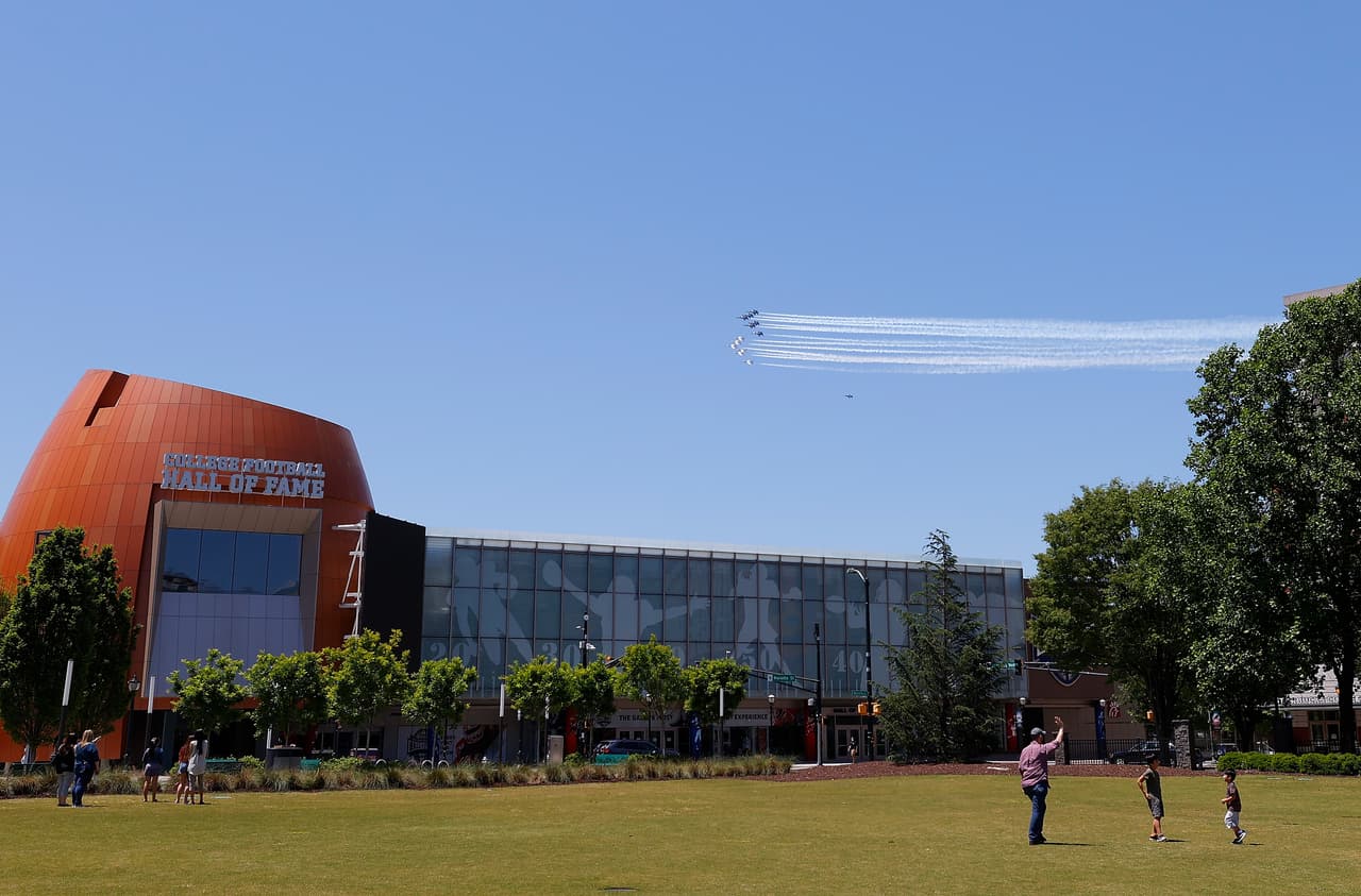 Los Navy Blue Angels de EE.UU. y los Thunderbirds de la Fuerza Aérea estadounidense sobrevolaron los cielos del área metropolitana de Atlanta para rendir homenaje a a los trabajadores de atención médica de primera línea y a los socorristas que luchan contra el coronavirus.