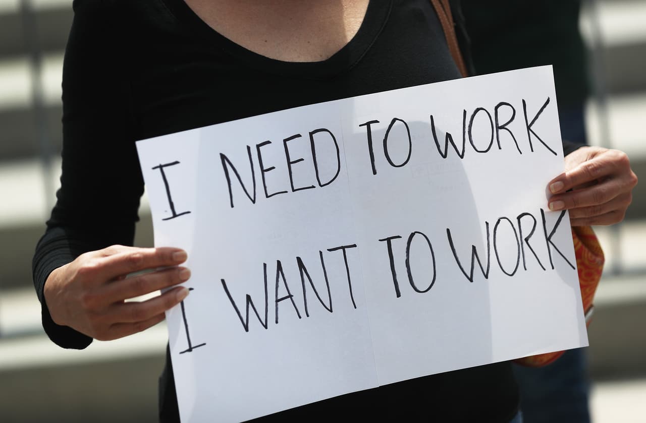 Los empleados están desesperados ante la situación precaria que viven por la pandemia del coronavirus. "Necesito trabajar, quiero trabajar", dice esta pancarta.