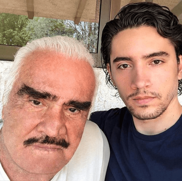 El joven adelantó a Reforma que ya tiene el tema que podrían cantar los tres.