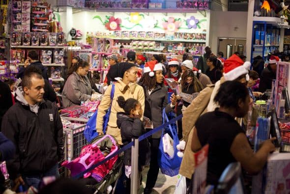 Como cada Viernes Negro las tiendas se llenaron de miles de personas con una sola intención: comprar a los mejores precios. Sin embargo, no todo fue color de rosa para los compradores ya que también hubo algunos accidentes violentos.