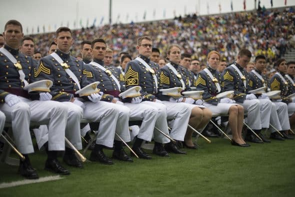 Los cadetes que se gradúan escuchan al presidente Barack Obama quien pronuncia el discurso de graduación de la clase que se graduó en 2014.