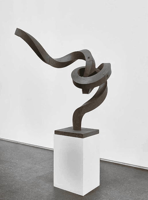 "Anemoi Parvus" es una obra de hierro fundido que fue diseñada primero digitalmente y terminada en 2015. En la mitología griega, los 
<i>Anemoi</i> eran los dioses del viento.