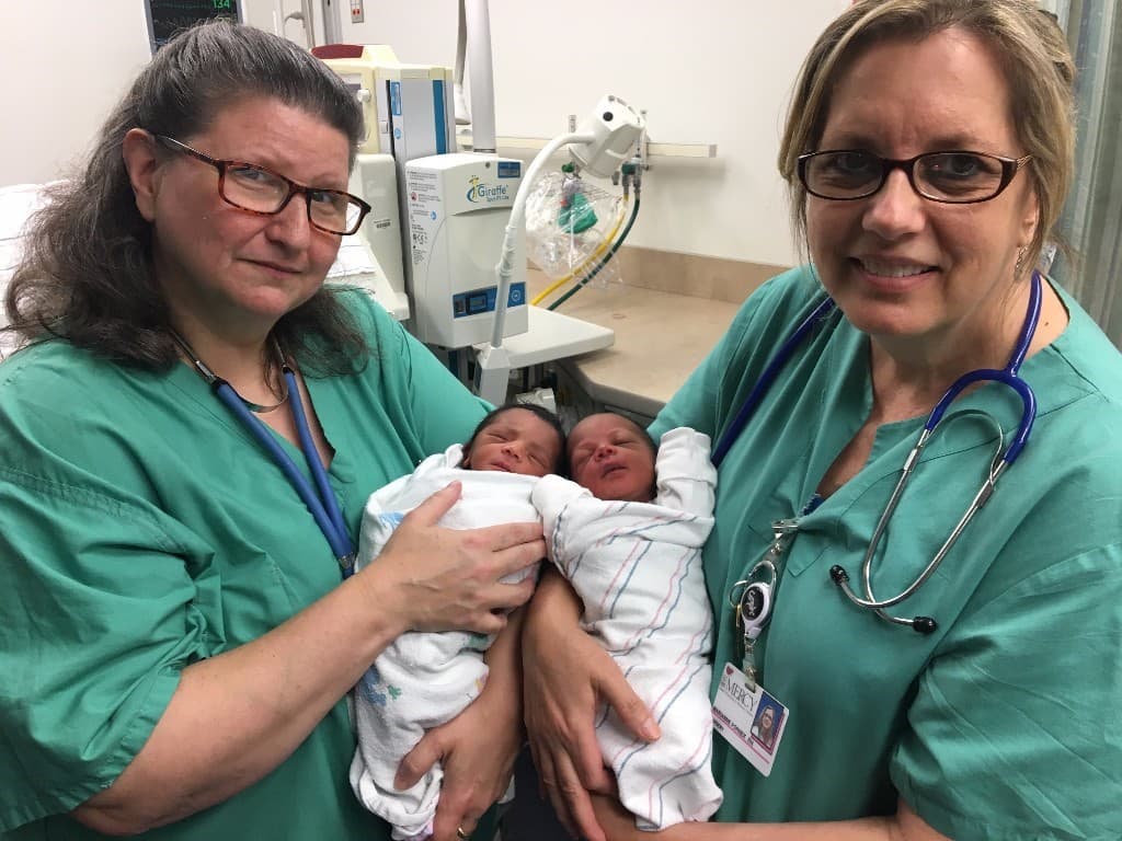 Las niñas nacieron un mes antes de lo previsto, por lo que están en incubadoras y se espera que estén en el hospital al menos una semana.