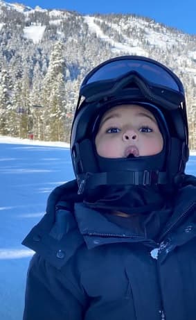 En otras imágenes, se percibe a la estrella hablando con su hija 
<b><a href="https://www.univision.com/famosos/kim-kardashian-para-en-seco-a-los-que-dijeron-que-le-regalo-a-su-hija-una-camisa-ensangrentada-de-john-f-kennedy-fotos" target="_blank">North, </a></b>mientras se desliza por una pendiente con una gran sonrisa en su rostro.