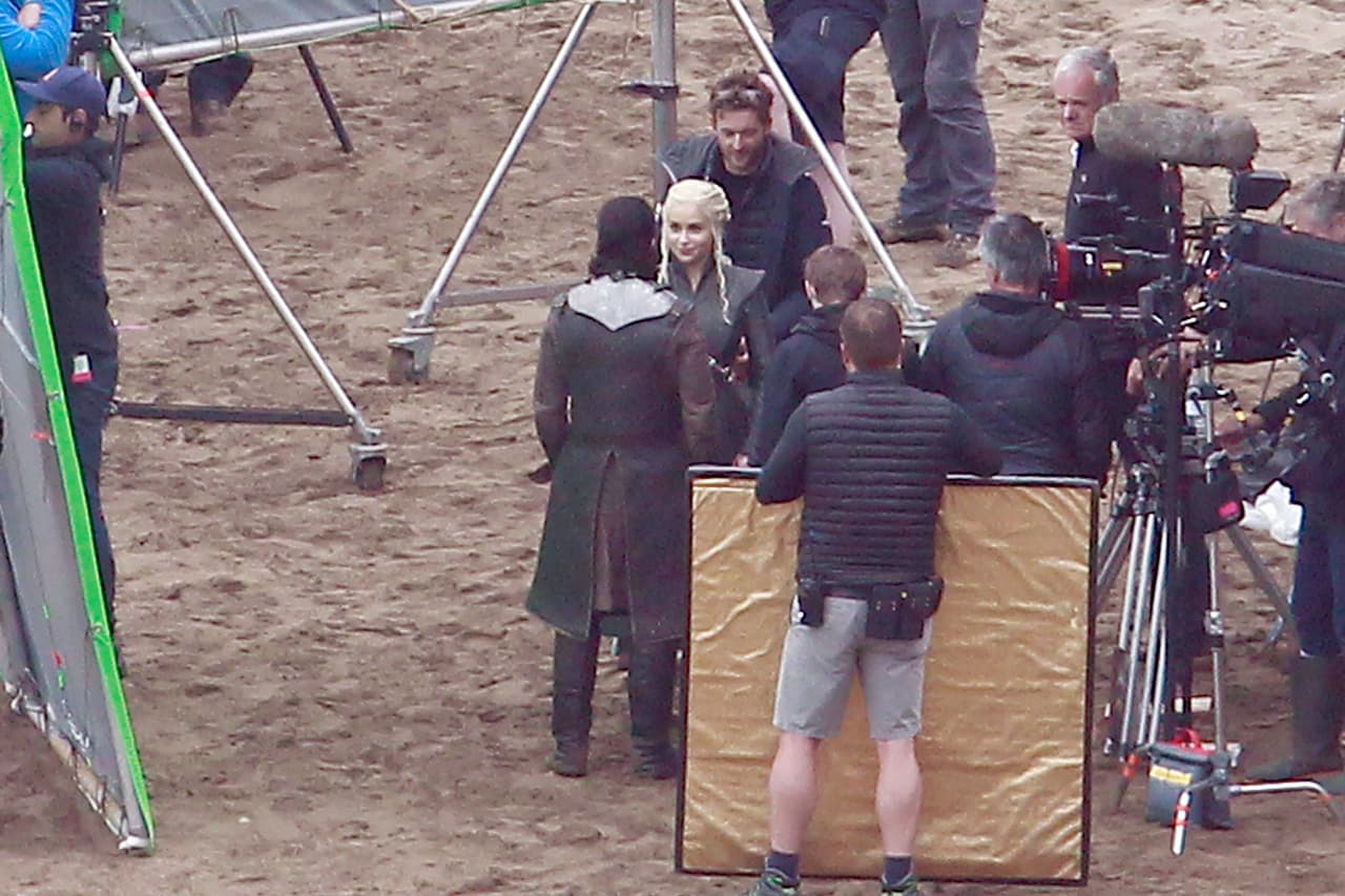 Y aquí está sonriendo Emilia, aunque no sabemos si es parte del personaje o están ensayando.