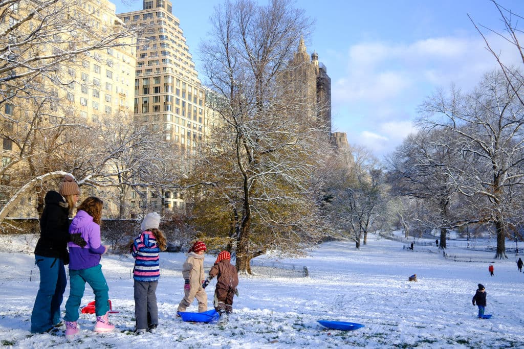 Al igual que en Brooklyn, en Manhattan también hubo
<b> familias que se dirigieron bien temprano a Central Park</b>, donde había zonas en las que podían 
<b>deslizarse en la nieve</b>.