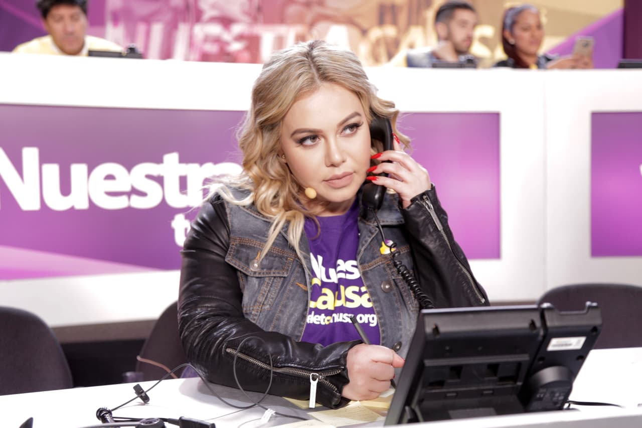 Llego Chiquis Rivera a contestar los telefonos de Teletón USA.