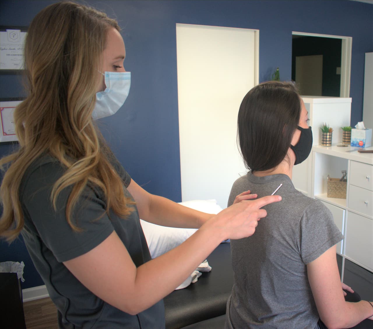 La fisioterapeuta Kaylee Smith, que dirige un estudio de tratamiento en La Jolla, California, dice que está viendo más lesiones relacionadas con la mala postura debido a los puestos de trabajo caseros improvisados que se utilizan durante la pandemia.