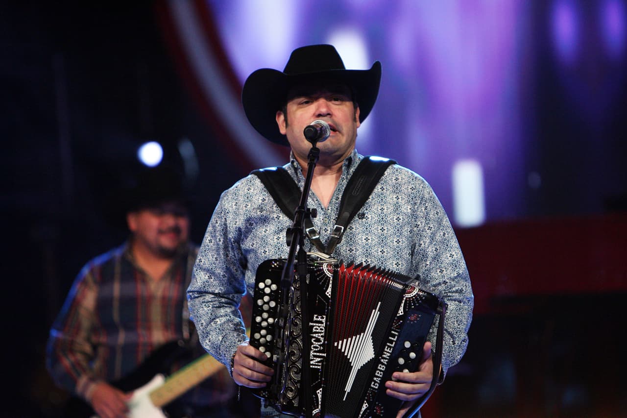 Representando la música regional mexicana estuvo el grupo Intocable.