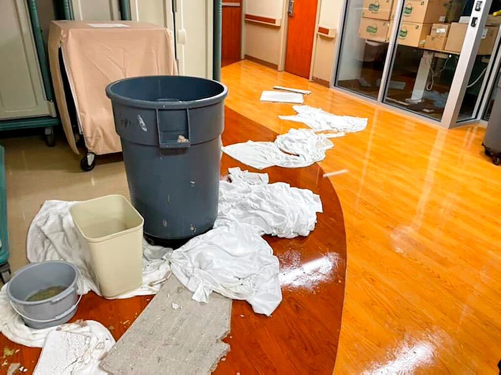 En esta imagen, proporcionada por la doctora Birgit Bodine, varios recipientes y prendas de ropa empapan el agua cerca de los escombros en una parte del hospital HCA Florida Fawcett, en Port Charlotte, Florida, el 28 de septiembre de 2022, tras el paso del huracán Ian.