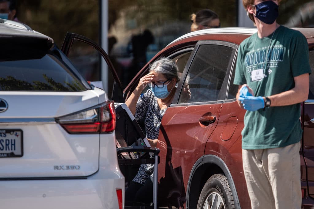 <b>Si vas a votar por primera vez</b> y, al momento de registrarte, no incluiste una 
<b>identificación</b> (como el número de tu licencia de conducir, por ejemplo), debes mostrar una identificación adicional a tu 
<b>credencial de elector o el documento</b> que hayas elegido para participar. Si olvidaste tu identificación, 
<b>es mejor que regreses por ella</b>. De llegar al final de la fila, llenarás una boleta provisional y eso puede hacer que tu voto no cuente.