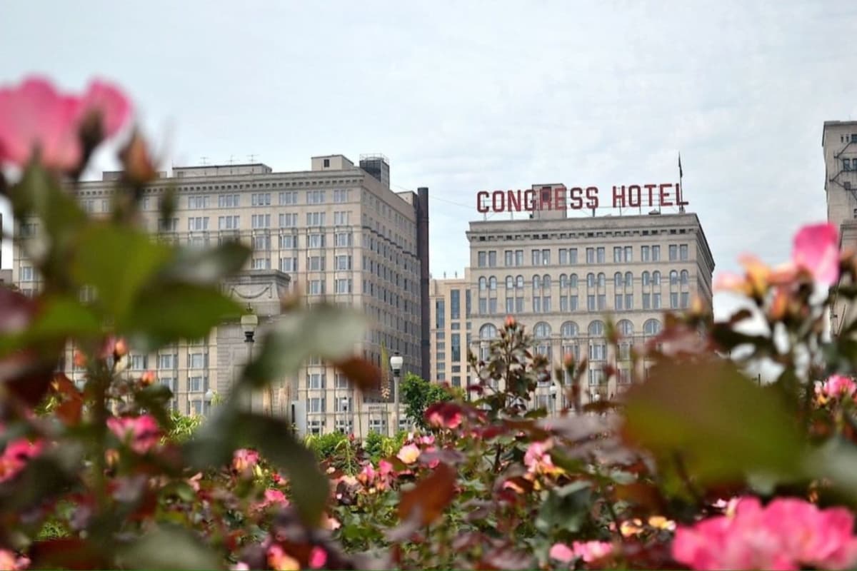 <b>Fiesta de año nuevo en Congress Plaza Hotel</b>
<br>📆31 de diciembre de 2023.
<br>📍520 S Michigan Ave, Chicago, IL 60605.
<br>✅Cena, bebidas, globos, música y más en esta fiesta que necesita reservar.
<br>📲Más información 312-427-3800.