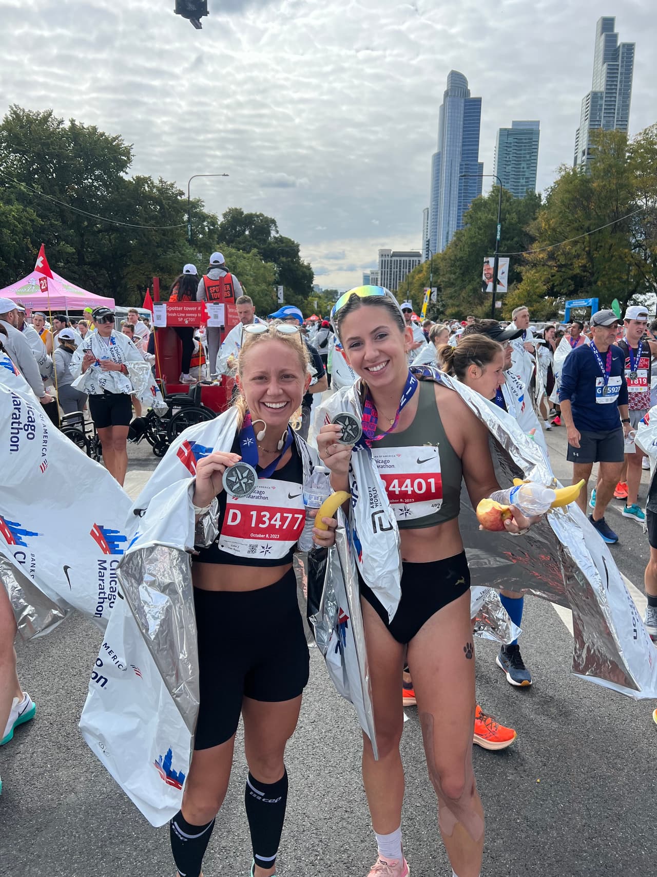 Sarah Bohan y y Gio Nigro completaron la maratón en 3:31:35, salvaron a un gato y apoyaron a otros corredores alentándolos a terminar el recorrido.