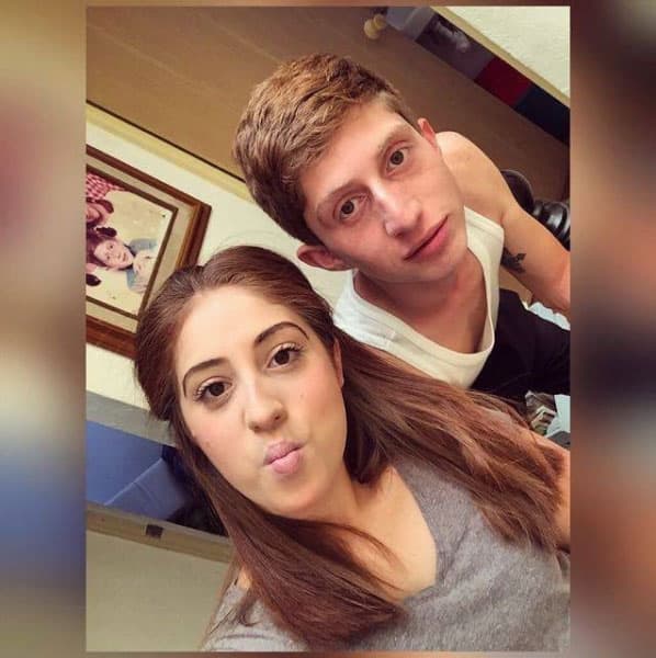 <b>Octavio</b> está retirado de la actuación, pero 
<b>sigue en contacto con sus seguidores</b> a través de las redes sociales, donde comparte fotografías de su día a día: "Mi hermana y yo les deseamos una excelente noche, nada de cuñado", escribió en Facebook.