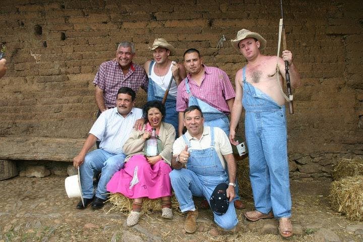 Esta es la fotografía del recuerdo. Al finalizar la grabación de ’La gallina ponedora’ Valentín posó con sus amigos que participaron en el video y con gente de la granja que les ayudó en la filmación.