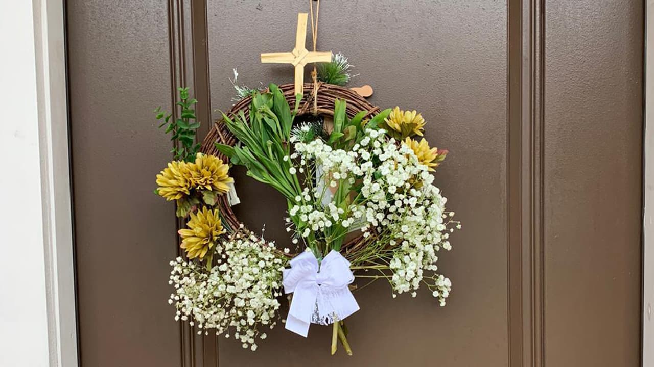 Se han colocado ramas en las puertas.