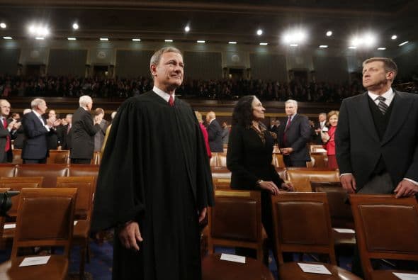 "Y así proporcionar un camino merecido a la ciudadanía para los inmigrantes que paguen una multa y los impuestos, que aprendan inglés, y que superen una verificación de antecedentes", expuso.