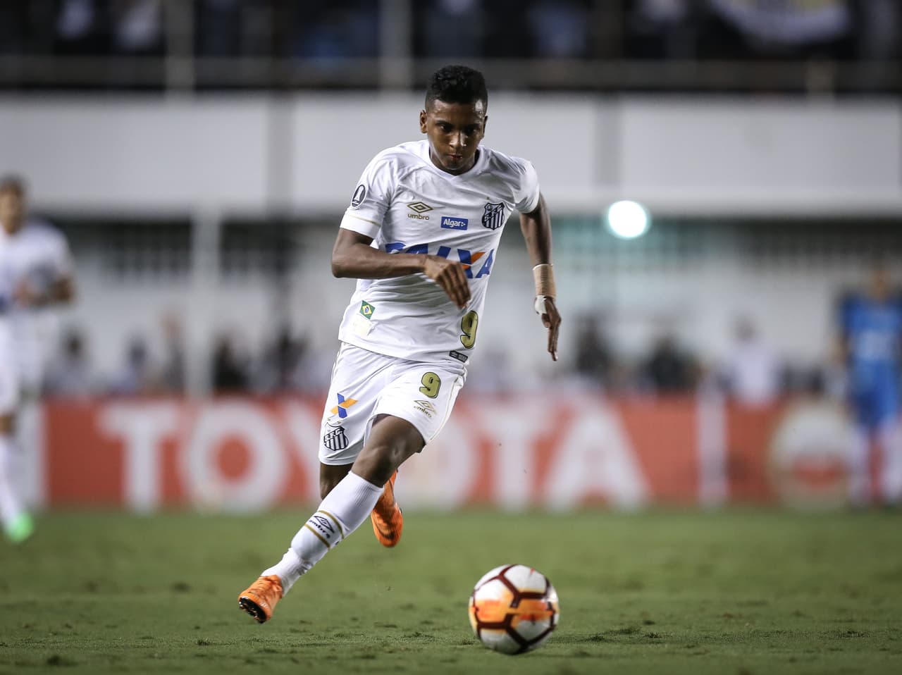 Medios españoles advirtieron que Real Madrid estuvo en Brasil para ultimar el fichaje del juvenil Rodrygo, de 17 años del Santos, por 45 millones de euros.