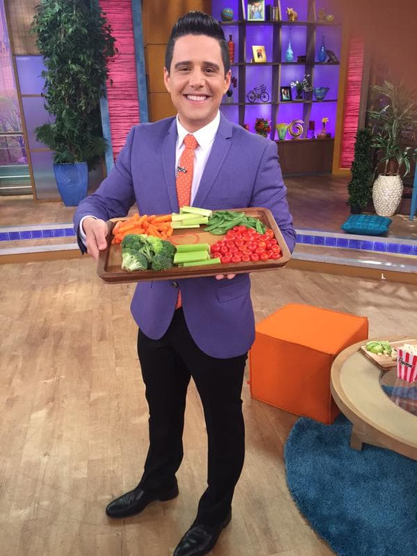 Alejandro es un gran ejemplo y prefiere invitarles comidas saludables.