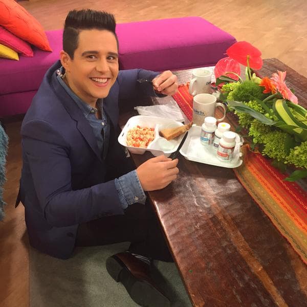 Y hasta lleva su propio desayuno.