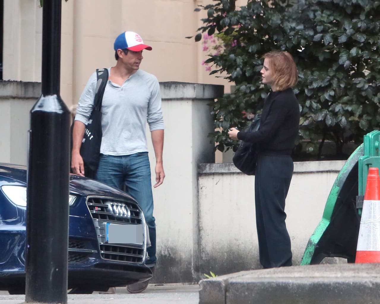 Con su melena alborotada.