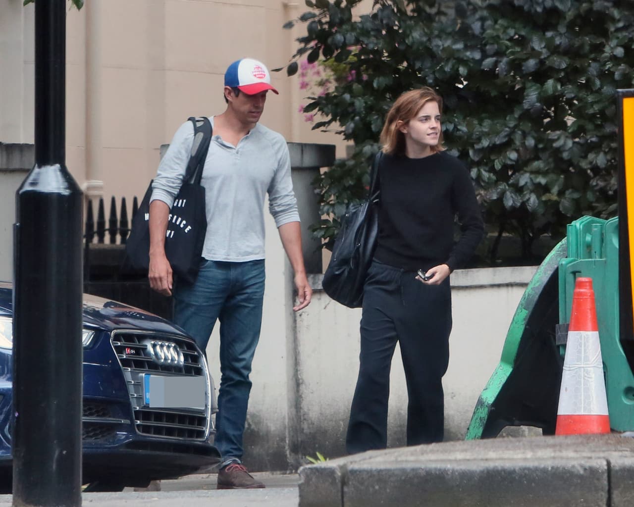 Se le vio vestida de forma casual.