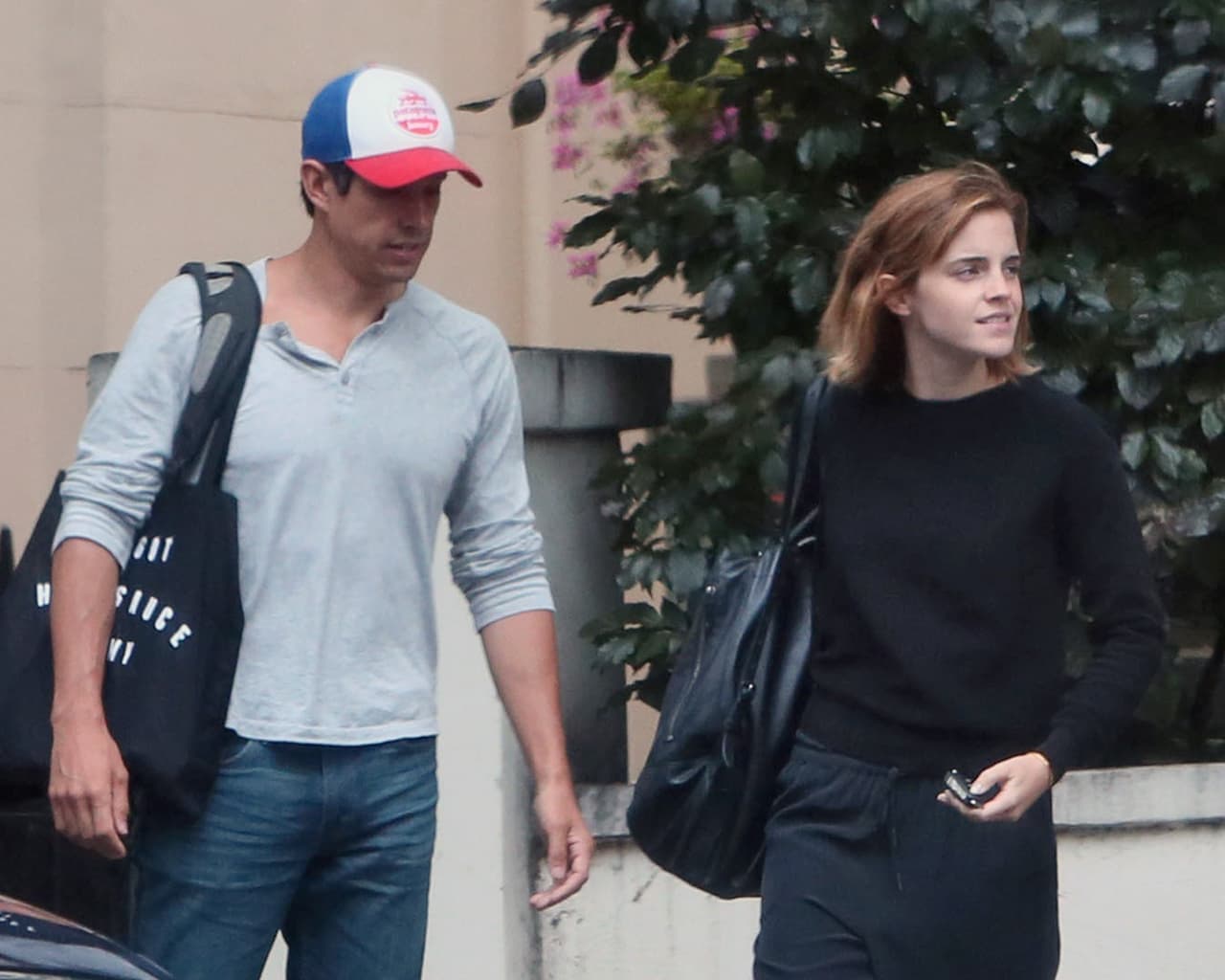 Emma luce totalmente despreocupada por su look.