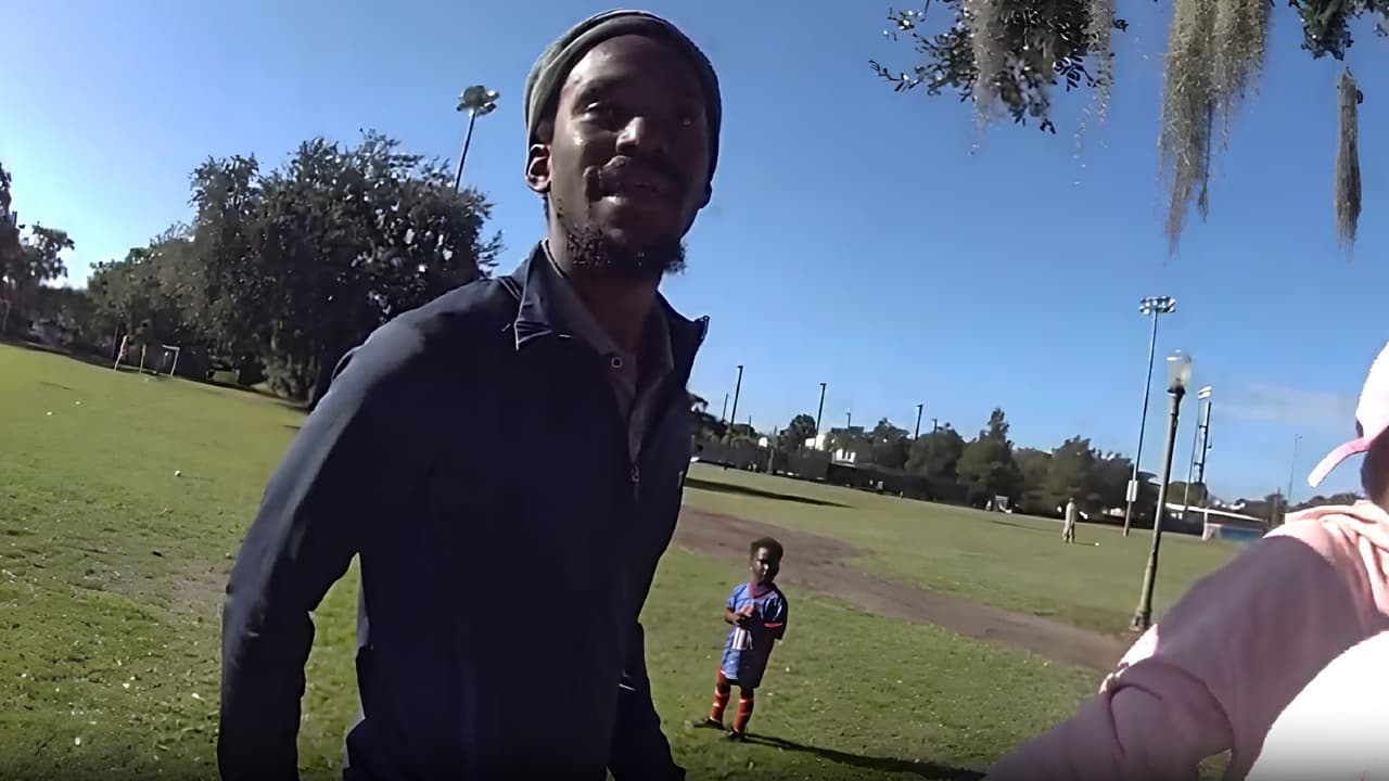 ¿Demasiado bueno para su liga? Un niño de 3 años desata una disputa en una cancha de futbol infantil