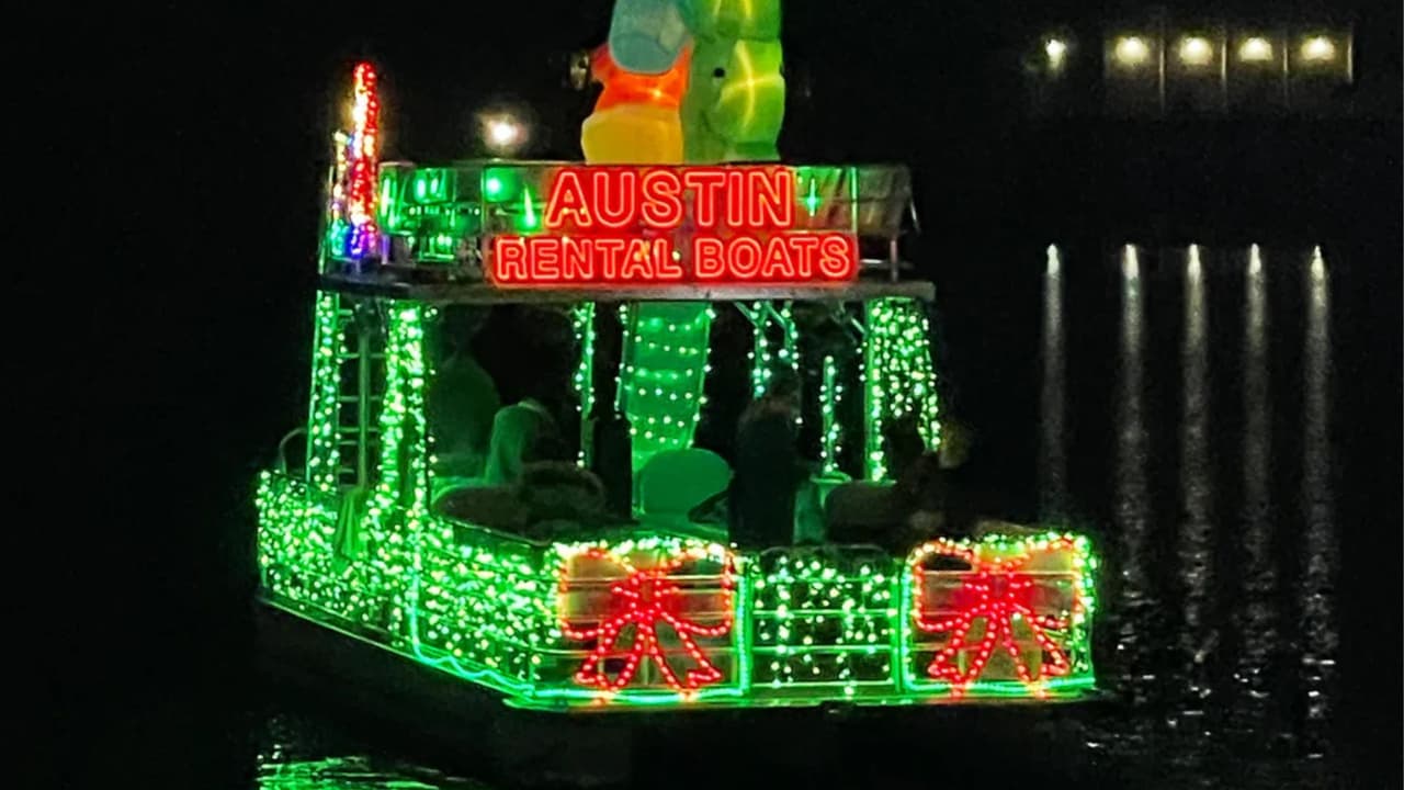 <h3 class="cms-H3-H3">Mozart’s Festival of Lights</h3>
<br>
<br>
<b>Dónde:</b> 3825 Lake Austin Boulevard
<br>
<b>Cuándo:</b> Del 29 de noviembre al 4 de enero
<br>
<b>Horario: </b>De 5:00 a 10:00 pm
<br>
<br>Una celebración que ya lleva cuatro décadas en esta cafetería frente al lago más famoso de Austin. Cientos de luces navideñas bailan al ritmo de música. Además hay mercadito navideño y entretenimiento en vivo.
