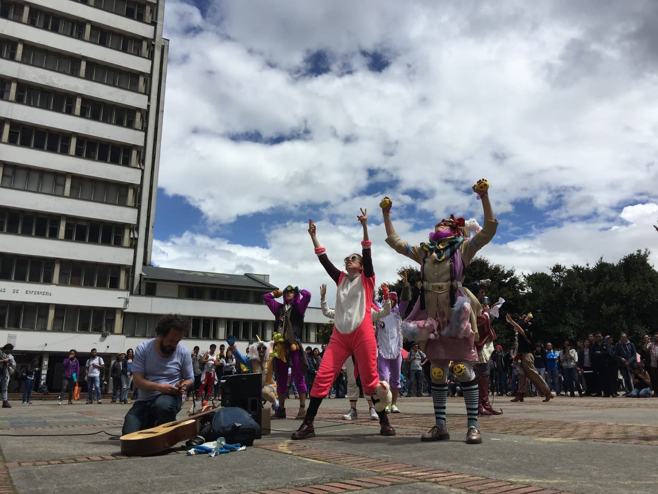 El 30 de abril a las 8 pm y el 1 de mayo a las 6:30 pm se llevará a cabo el 'Primer Culto Emoteísta' en la Carrera 8B # 57-32 de Bogotá y el 1 de mayo el 'Primer gran milagro Emoteísta'.