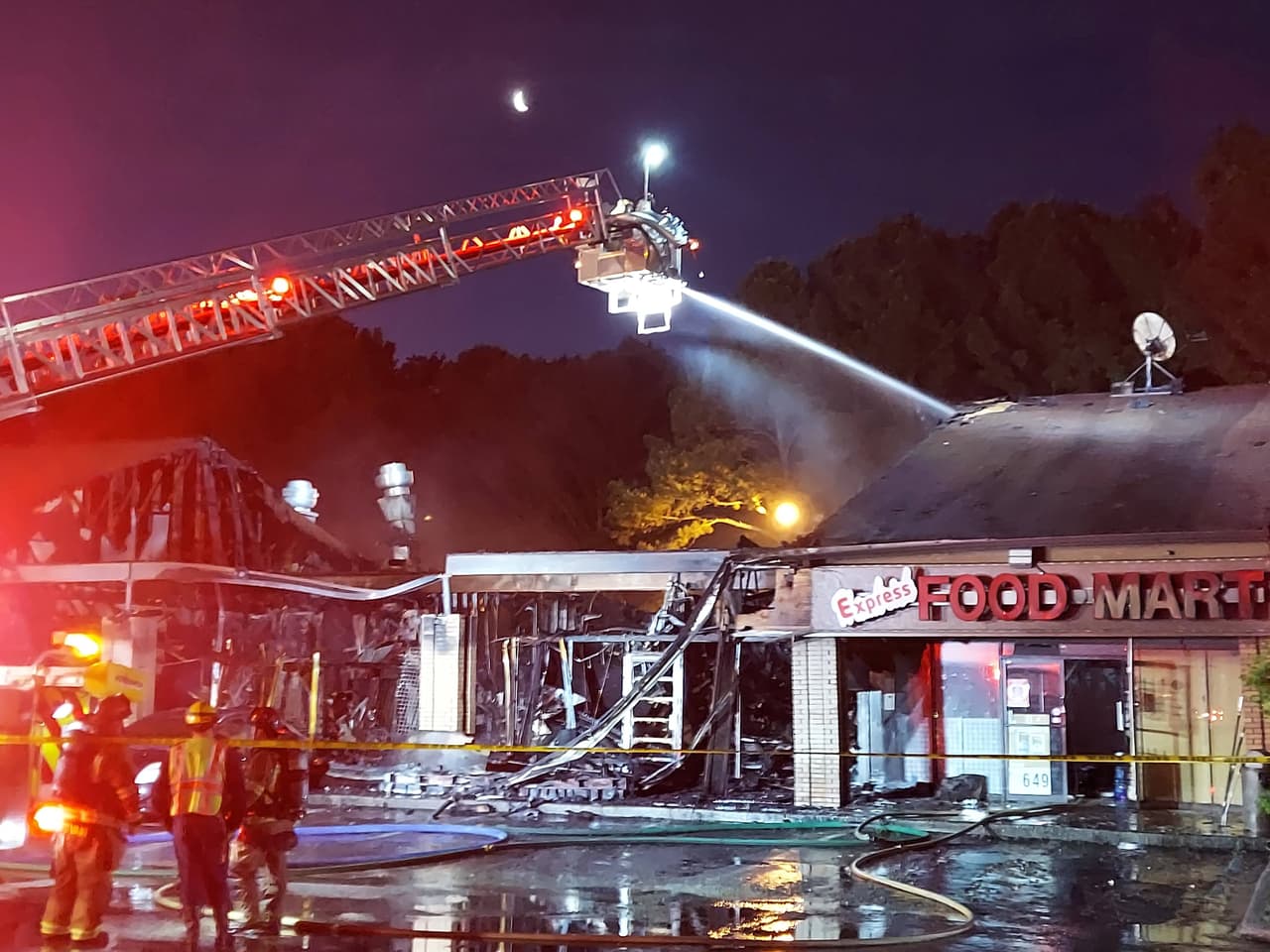 La taquería La Fragua y Eastern Groceries junto a otro local ubicados en Norcross quedaron completamente destruidos por la candela.