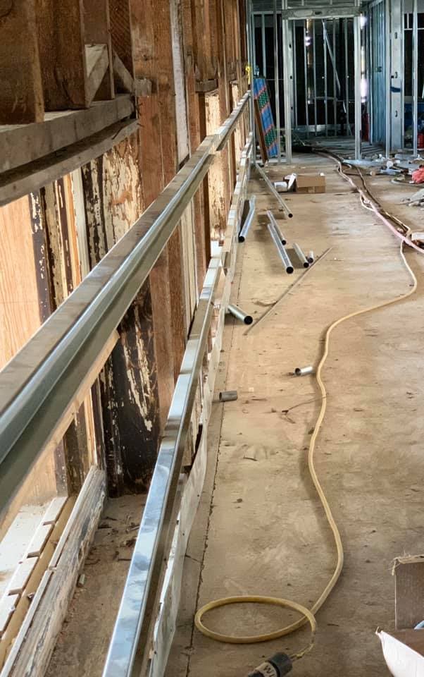 Por el momento, se avanzan en obras de gasfitería, instalación de ventanas, conexiones eléctricas, instalación de paneles de yeso y trabajo en concreto.