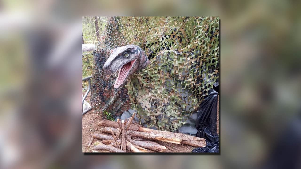 El sendero tiene 25 dinosaurios animatrónicos (grandes y pequeños), un laboratorio de investigación abandonado, cabinas de observación y muchos accesorios de efectos especiales.