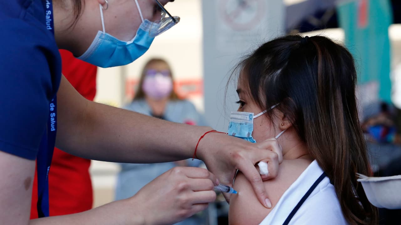 El gobernador de California, Gavin Newsom, anunció la vacunación obligatoria de estudiantes elegibles una vez que reciba la aprobación completa de la FDA.
<a href="https://leginfo.legislature.ca.gov/faces/codes_displayText.xhtml?lawCode=HSC&division=105.&title=&part=2.&chapter=1.&article" target="_blank">California ya exige la vacunación de estudiantes</a> contra el sarampión, paperas, rubéola y la varicela.