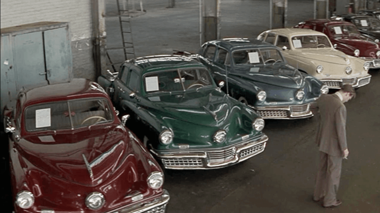 <b>Tucker: The Man and his Dream (1988):</b> La historia dice que el padre del director
<b>Francis Ford Coppola</b>, famoso por la trilogía de El Padrino, fue uno de los accionistas embaucados por
<b>Preston Tucker</b>. Cada accionista se suponía que recibiría uno de los futuristas
<b>Tucker Torpedo</b>, el auto que voltearía la industria automotriz como una tortilla. Pero Tucker quebró, nunca construyó el auto y a Coppola no le quedó otro remedio que hacer una película sobre el auto que se quedó esperando de niño. Aunque Tucker no construyó ni un auto, si dejó un gran inventario de partes con las que se construyeron varios de los modelos que se ven en el film.