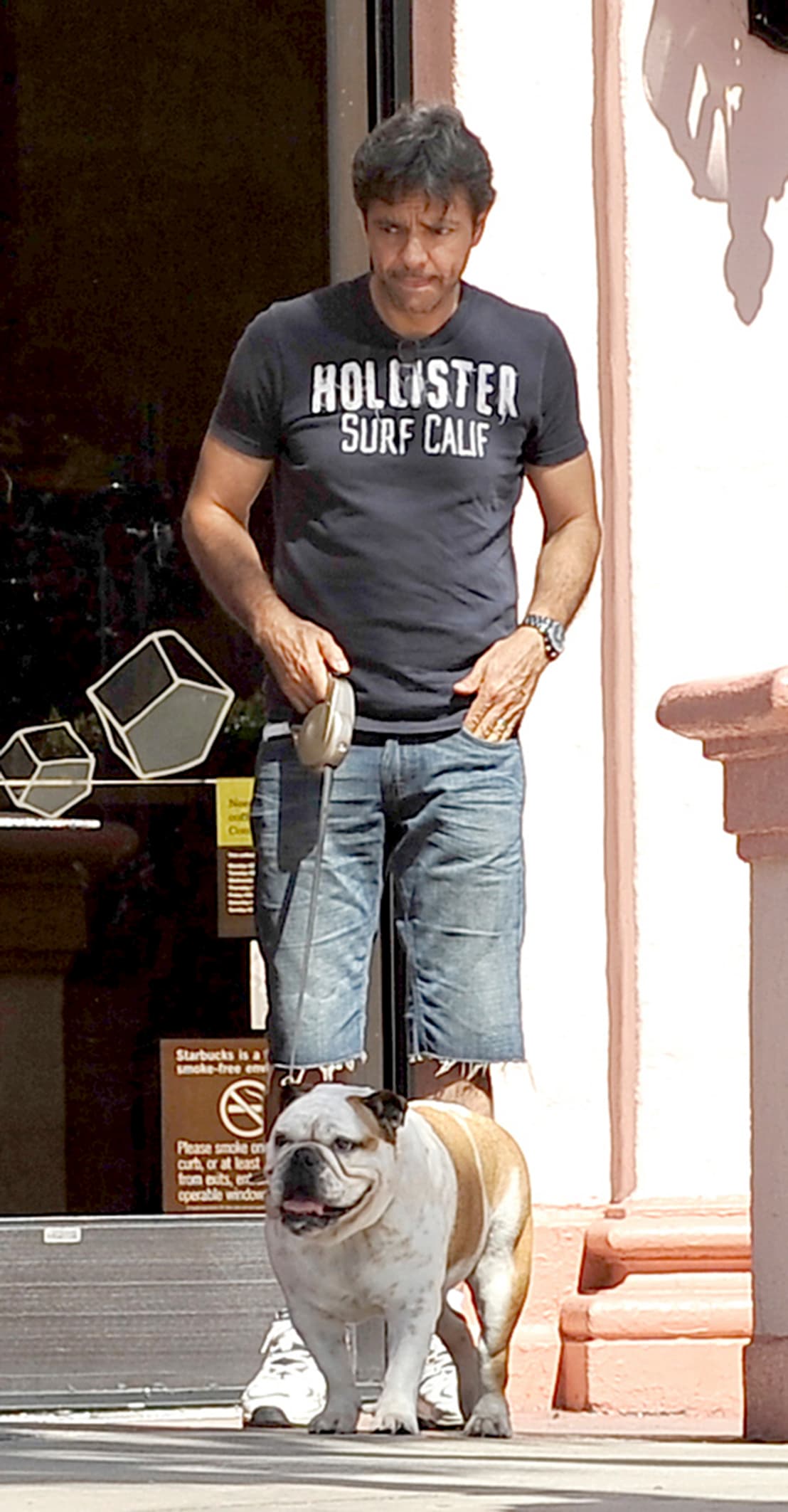 ¡Eugenio Derbez lució muy ‘perruno’ en su paseo!