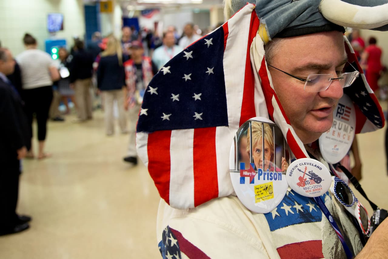 Un delegado dentro de la convención lleva una chapa con el mensaje.