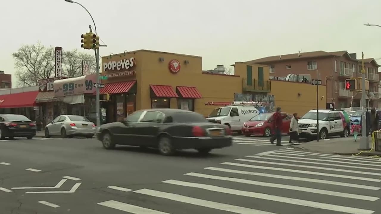 Niño muere tras ser atropellado por camión en Queens, su madre en estado crítico