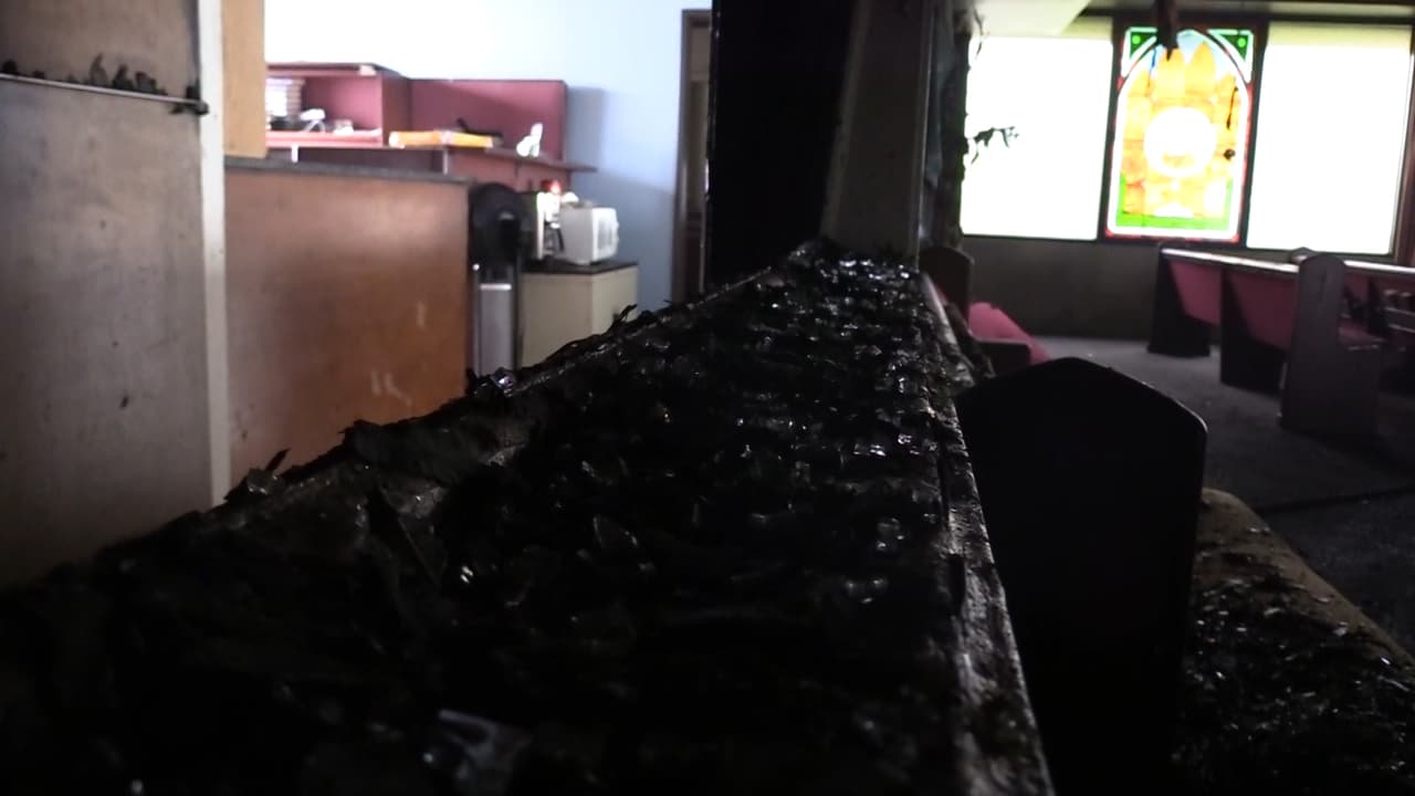 Los equipos pudieron sofocar las llamas en minutos, pero a la media hora, hubo un reporte de una segunda iglesia que se prendió a menos de una milla de distancia.