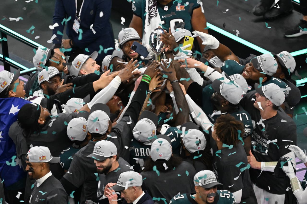 Los jugadores de los Philadelphia Eagles celebran con el trofeo Vince Lombardi al final del Super Bowl LIX, después de que los Philadelphia Eagles derrotaran a los Kansas City Chiefs 40-22 en el Caesars Superdome en Nueva Orleans, Luisiana, el 9 de febrero de 2025.