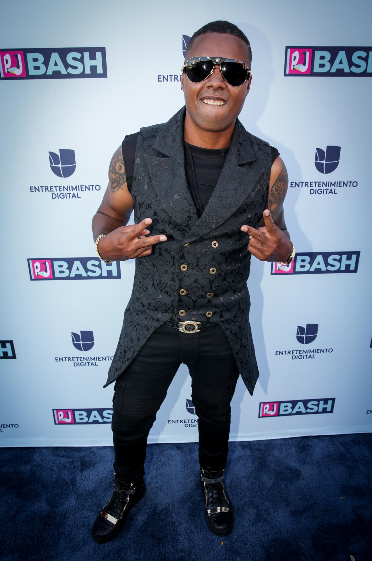 El cantautor Zawezo fue de los primeros en dejar su huella en el evento.