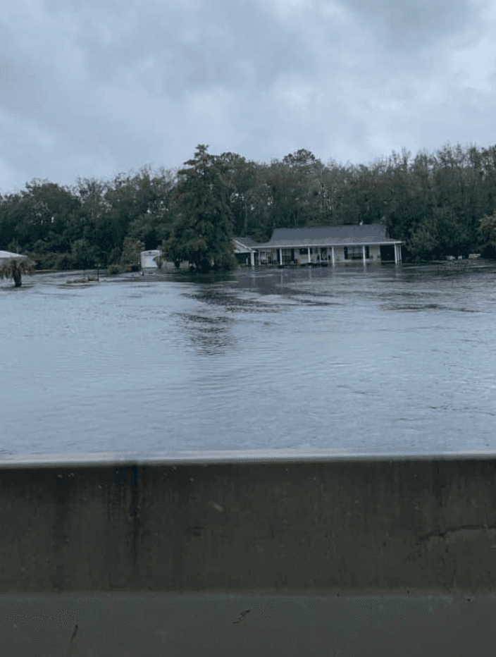 No solo las carreteras, también hay casas parcialmente bajo agua.