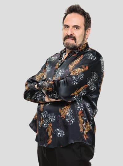 Alejandro Calva da vida a Octavio Mercader Serrano, el dueño del casino y controlador de las apuestas en todo el pueblo. Su gran objetivo en la vida es ganar dinero.