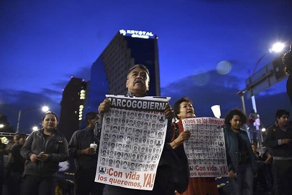 Conforme fueron pasando los minutos, el sol se escondía y daba paso a una marea de veladoras y antorchas.