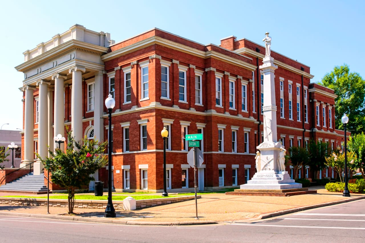 <h3 class="cms-H3-H3">20. Hattiesburg, Mississippi</h3>
<br>
<br>💵
<b>Tasa de pobreza concentrada:</b> 23.9%
<br>
<br>💵
<b>Tasa de pobreza en general: </b>21.8%
<br>
<br>💵
<b>Barrios en extrema pobreza:</b> 6 de 45.
<br>
<br>💵
<b> Ingreso promedio por hogar: </b>$40,700 en barrios pobres, $72,057 en el resto.
<br>