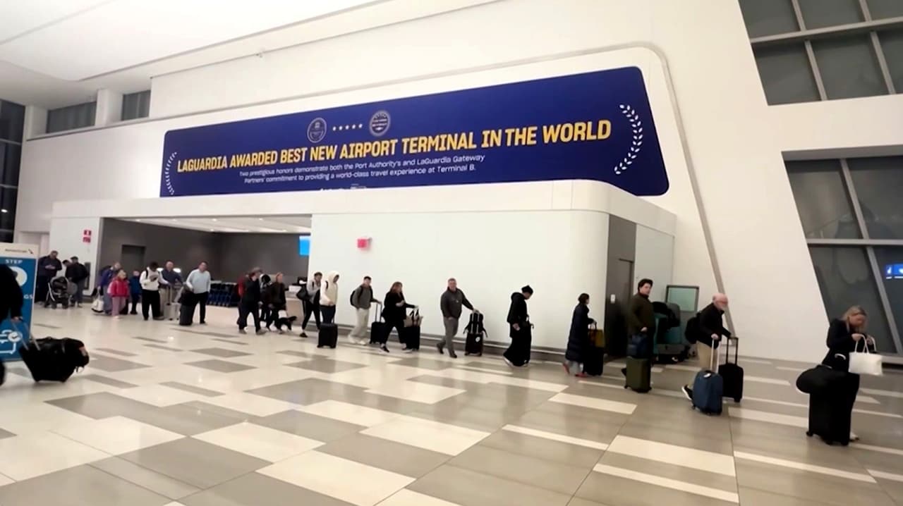 Caos en aeropuertos: Pasajeros llegan horas antes para pasar controles de seguridad, y aún así pierden vuelos