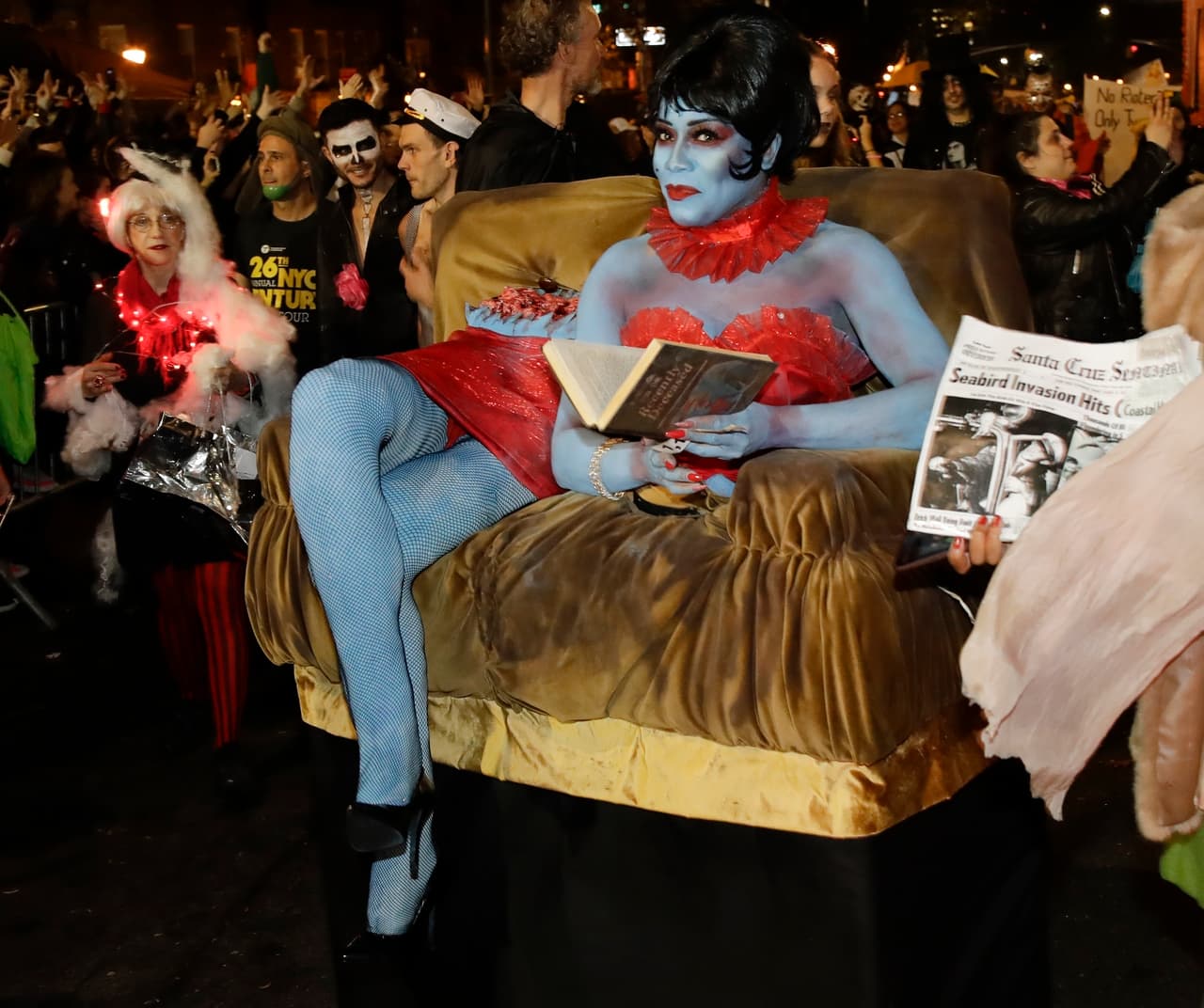 Los participantes llegaron al desfile con novedosas ideas de disfraces, como esta mujer azul, sentada en un sofá.