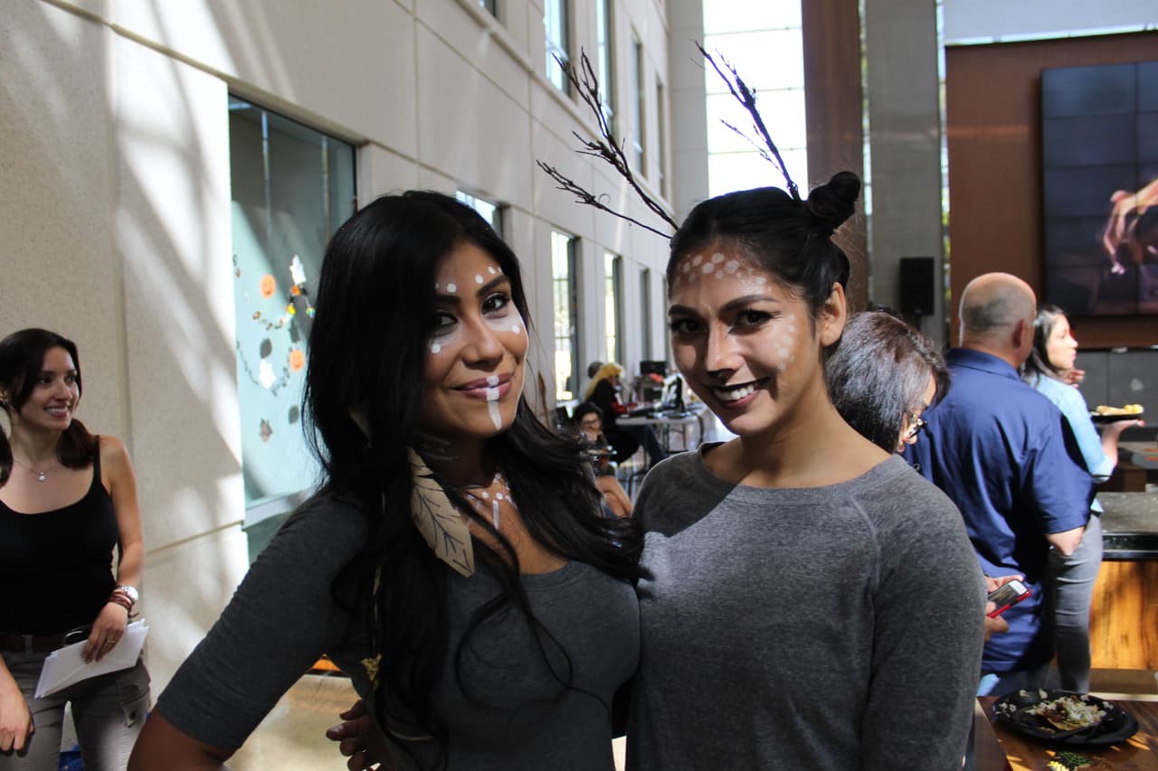 El equipo de Univision Los Angeles festejó Halloween a lo máximo y la gran fiesta contó con la presencia de personajes de la talla de Pitbull, Paquita la del Barrio, Donald Trump y hasta El Chapo.